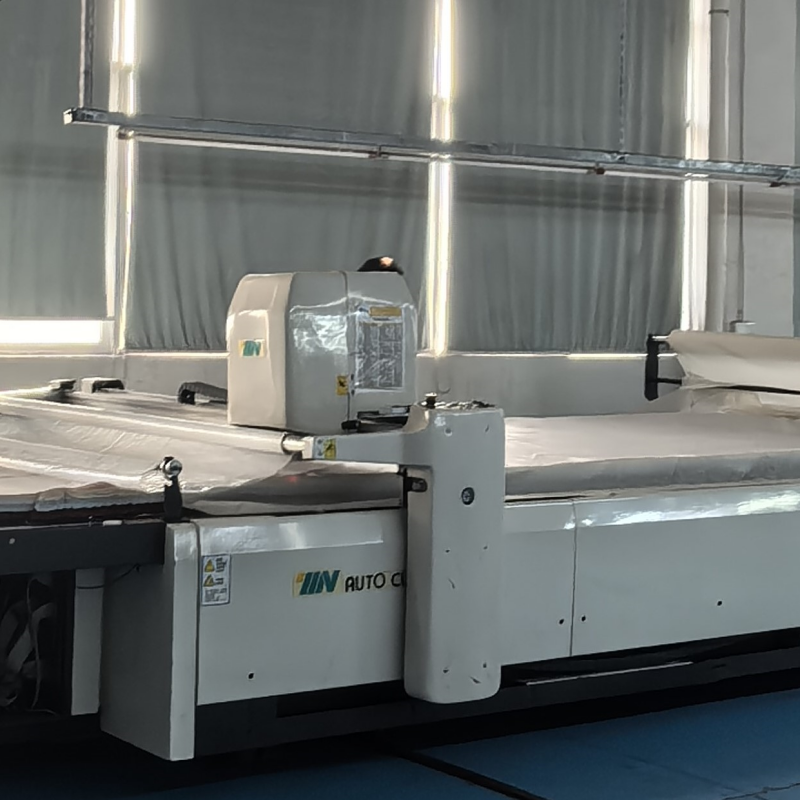 Automated fabric spreading machine for suit production